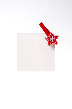 white note with a red Christmas clothespin . copy space