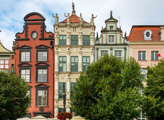 Häuser und Touristen in der Altstadt von Danzig, Polen