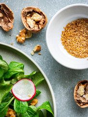 Plato de ensalada con canónigos, rábanos, semillas de lino y nueces