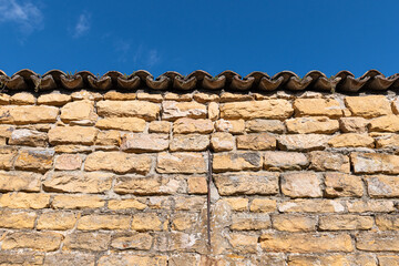 texture de mur en pierre avec un toit en tuile