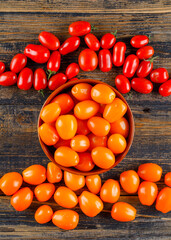 Fototapeta na wymiar Fresh tomatoes in a bowl on a wooden background. flat lay.