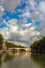 Giro in battello sul Tevere a Roma.Sul fiume a navigare