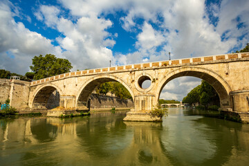Fototapeta na wymiar Boat ride on the Tiber in Rome.On the river to sail