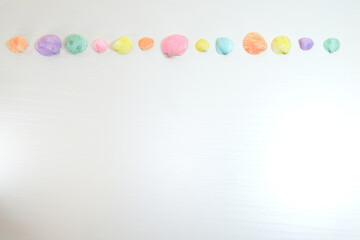 コピースペースと整列したカラフルな貝殻