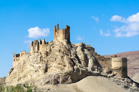ancient castle in the mountains, Hosap Castle