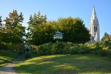 Fototapeta na wymiar Orvault - Petit parc à Orvault bourg - Eglise Saint-Léger