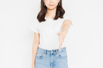 Obraz premium 手を差し出すTシャツを着た若い女性