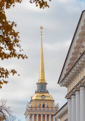 Fototapeta na wymiar Spire of the main building of the Admiralty. Tree changing colors in fall.