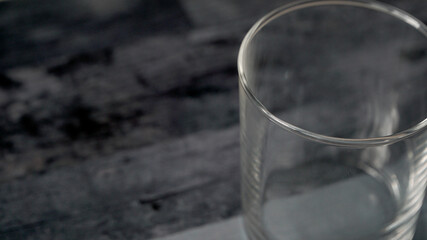 左側にコピースペースのあるグラスの写真