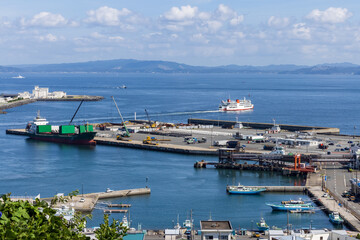 港を出港し東京湾を横断するフェリー	