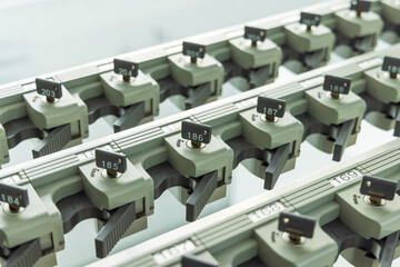 晴れた日の傘の無い傘立て