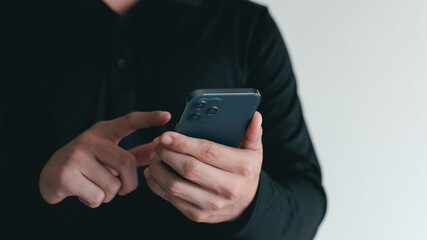 Businessmen use smartphones for business And looking for online sales information, the concept of doing online business.