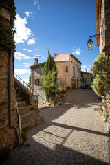 Fototapeta na wymiar Ruelle résidentielle village provence tourtour