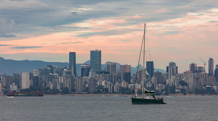 Obraz premium Vancouver cityscape from waterfront in beautiful sunset.