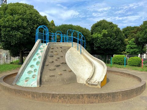 公園｜滑り台と砂場