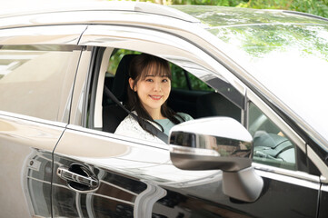 高級車の中からこちらを見る美しい日本人女性 カメラ目線2 - obrazy, fototapety, plakaty