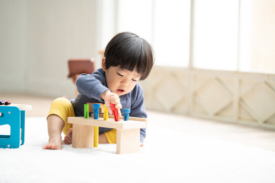 知育おもちゃで遊ぶカワイイ日本人の赤ちゃん1
