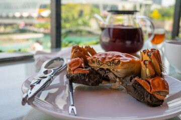 季節のグルメ、上海蟹と中国茶（茹でられたモクズガニ）