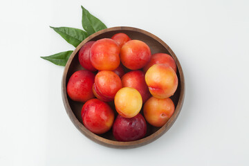 자두,건강,과일,누끼,다수,많음,맛,바구니,빨간색,사람없음,스튜디오,실내,오브젝트,음식,음식재료