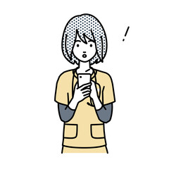 立ってスマートフォンを操作して何かに気づいて驚いた看護師の女性