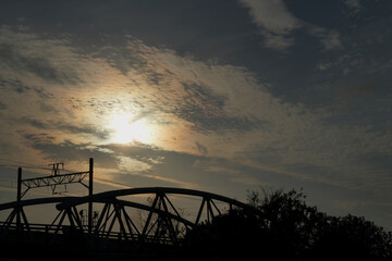 早秋の夕焼けと、鉄橋のシルエット