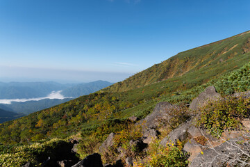 色付く山肌　御嶽山登山