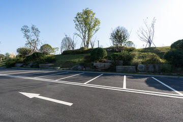 Obraz premium parking lot in city park