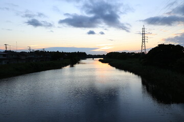 夕焼けの川