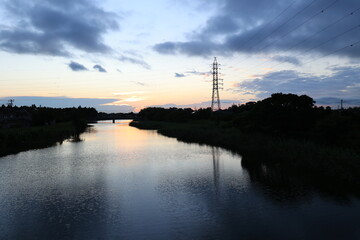 川と夕焼け