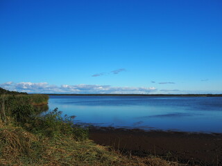 青い空と穏やかなウトナイ湖