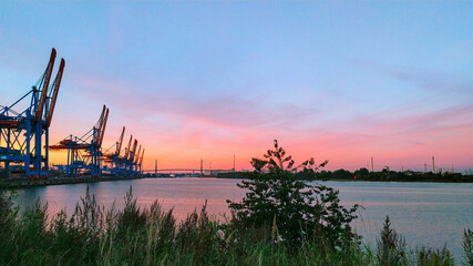 Sonnnenuntergang bei dem Hafen Hamburg