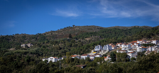 Cidade de Covilhã, vista da cidade na montanha - obrazy, fototapety, plakaty