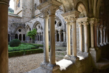 Fototapeta premium Cloître de l'abbaye de Fontfroide, France