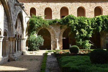 Obraz premium Cloître de l'abbaye de Fontfroide, France