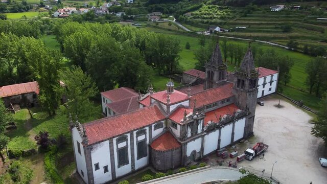 Mosteiro de Pombeiro, Felgueiras, Portugal, Vista a&eacute;rea envolta da capela mor e absidiolos romanicos