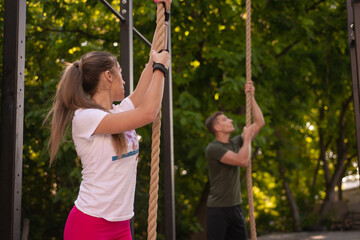 Obraz premium Couple are getting readt to climb the rope