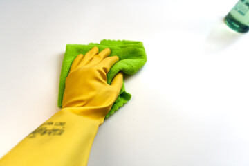 Putzen in Gummihandschuh