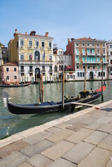 Obraz na płótnie Canvas ヴェネツィアの運河とゴンドラ