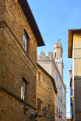 Blick aus einer engen Gasse auf den Turm des Palazzo dei Priori in Volterra