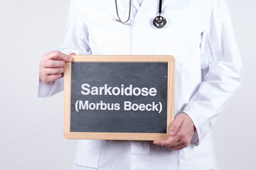 Ein Arzt mit einer Tafel auf der Sarkoidose Morbus Boeck steht