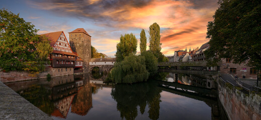 Nürnberg, Pegnitz mit Schleifersteg und Trödelmarkt © Comofoto