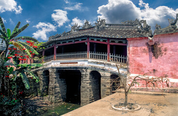 Eingescanntes Diapositiv einer historischen Farbaufnahme der sogenannten "Japanischen Brücke" in Hoi An, einer Stadt in Vietnam