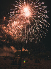 한 여름 해변가에서의 불꽃놀이