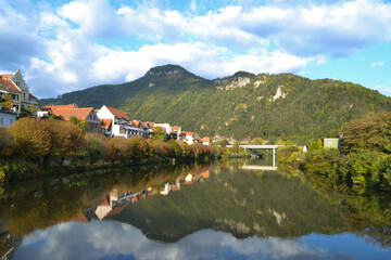 Fototapeta na wymiar Fronleiten, a beautiful tourist town in Austria. Lake and mountains in the city in autumn.