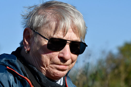 seniorin mit sonnenbrille