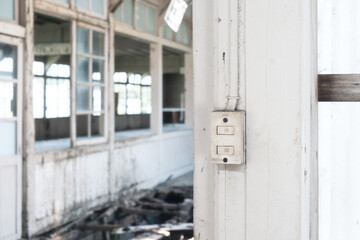白い廃校の電灯スイッチ White closed school lamp switch