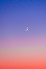 Halve maan bij de zonsonderganghemel. Zonsondergangkleuren en nieuwe maan.