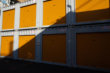 オレンジ色のトランクルーム/カラフルなトランクルーム/黄色いセルフストレージ/オレンジ色の貸倉庫/