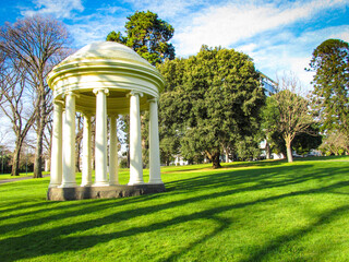 Obraz premium Fitzroy Gardens rotunda or known as Temple of the Winds. Erected in 1873, a typical design element of the 19th century gardens. It shelters visitors from the weathers and provides a good meeting spot.