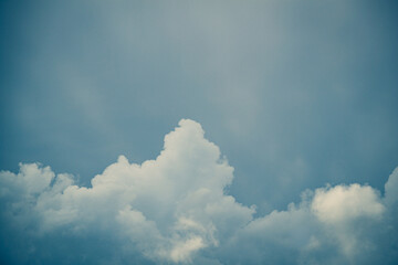 Cielo azul y nubes